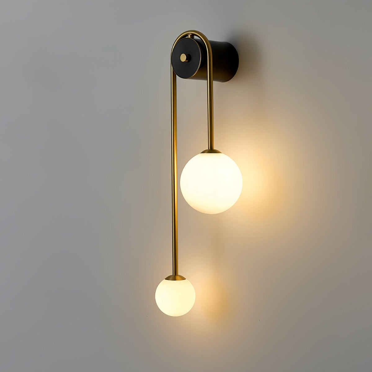 Teveny zeitgenössische minimalistische Wandleuchte aus Messing und Glas in Bogenform