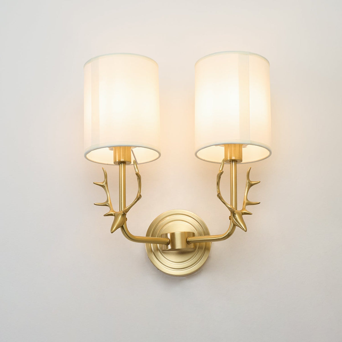 Auriviella Elegance Hirschkopf-Wandleuchte aus Messing