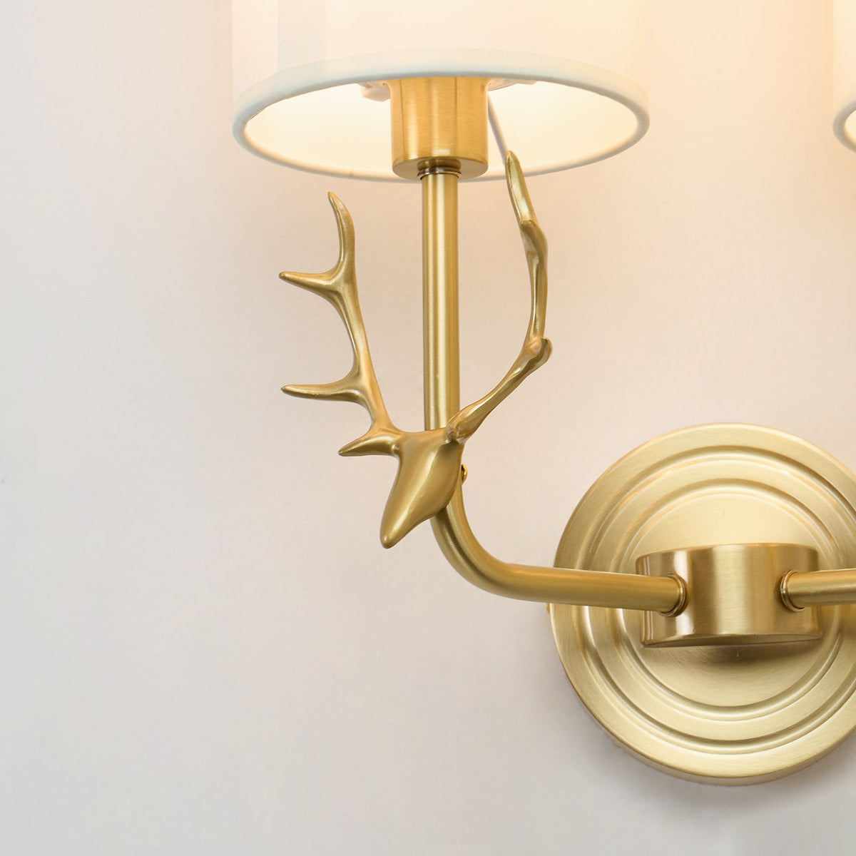 Auriviella Elegance Hirschkopf-Wandleuchte aus Messing
