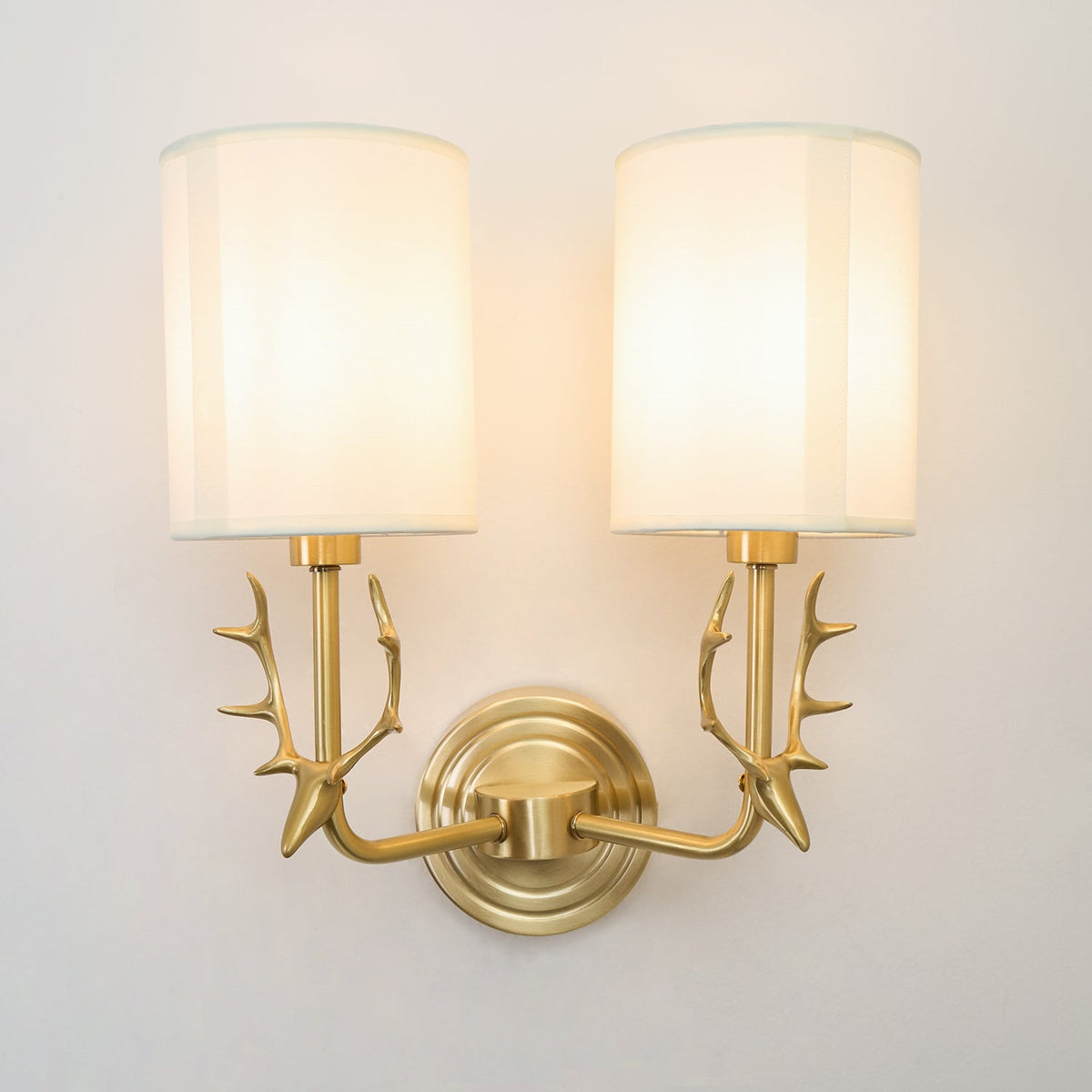 Auriviella Elegance Hirschkopf-Wandleuchte aus Messing