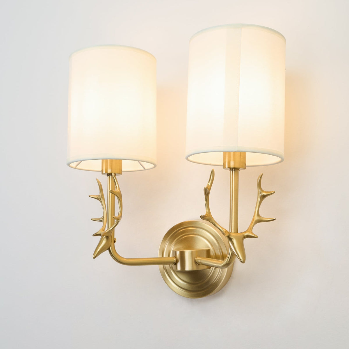 Auriviella Elegance Hirschkopf-Wandleuchte aus Messing
