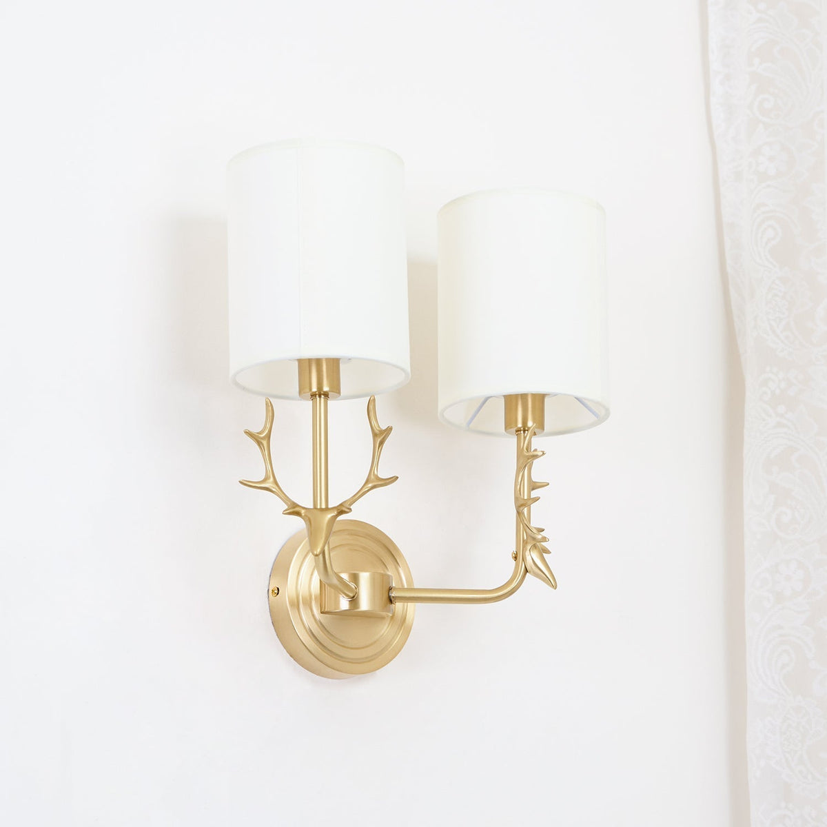 Auriviella Elegance Hirschkopf-Wandleuchte aus Messing