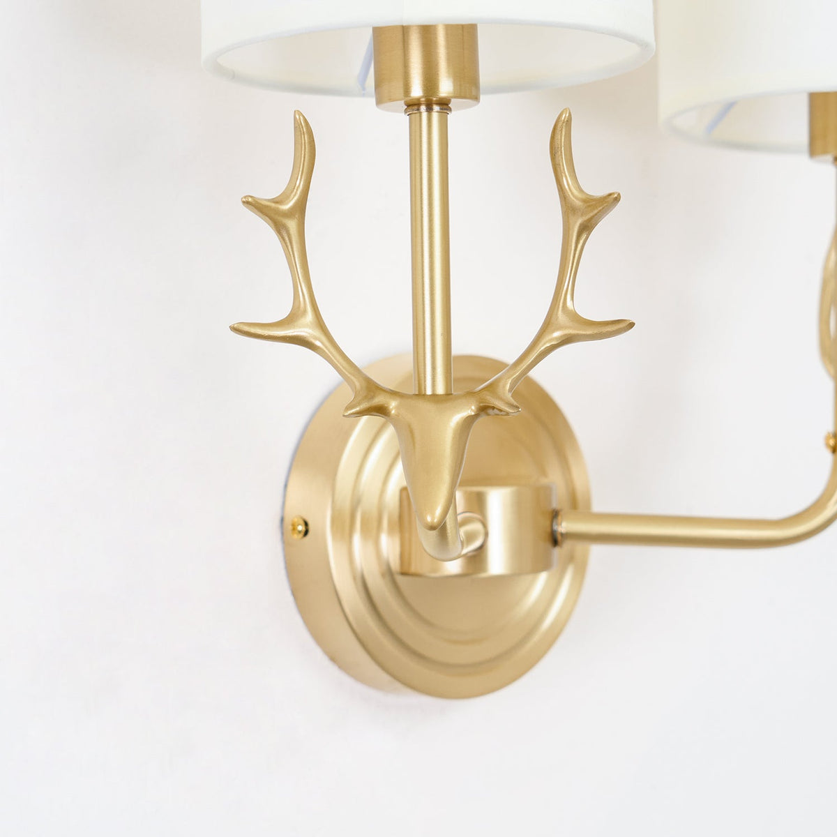 Auriviella Elegance Hirschkopf-Wandleuchte aus Messing