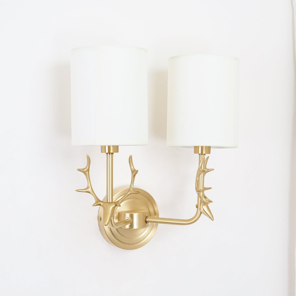 Auriviella Elegance Hirschkopf-Wandleuchte aus Messing