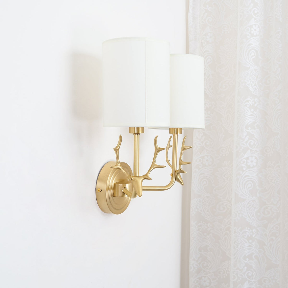 Auriviella Elegance Hirschkopf-Wandleuchte aus Messing