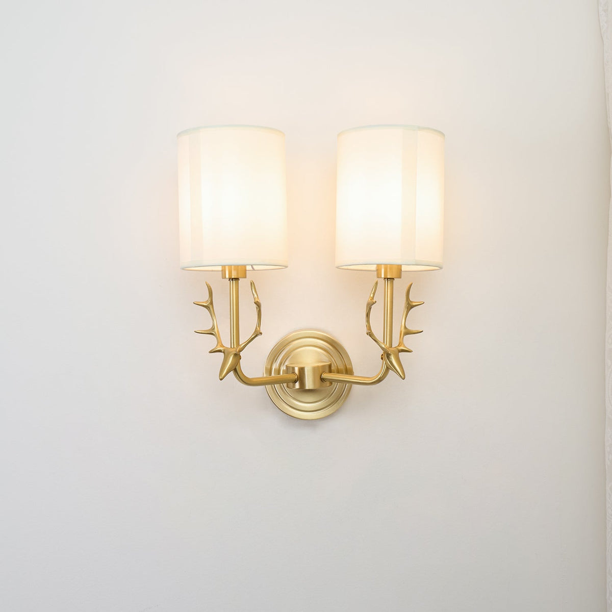Auriviella Elegance Hirschkopf-Wandleuchte aus Messing