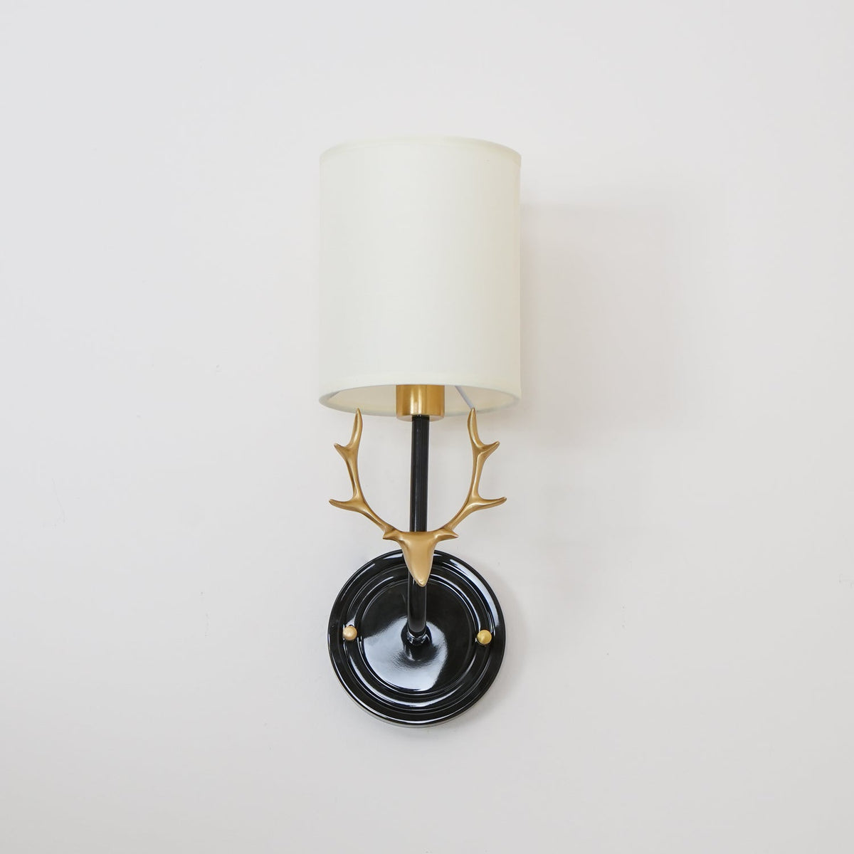 Auriviella Elegance Hirschkopf-Wandleuchte aus Messing