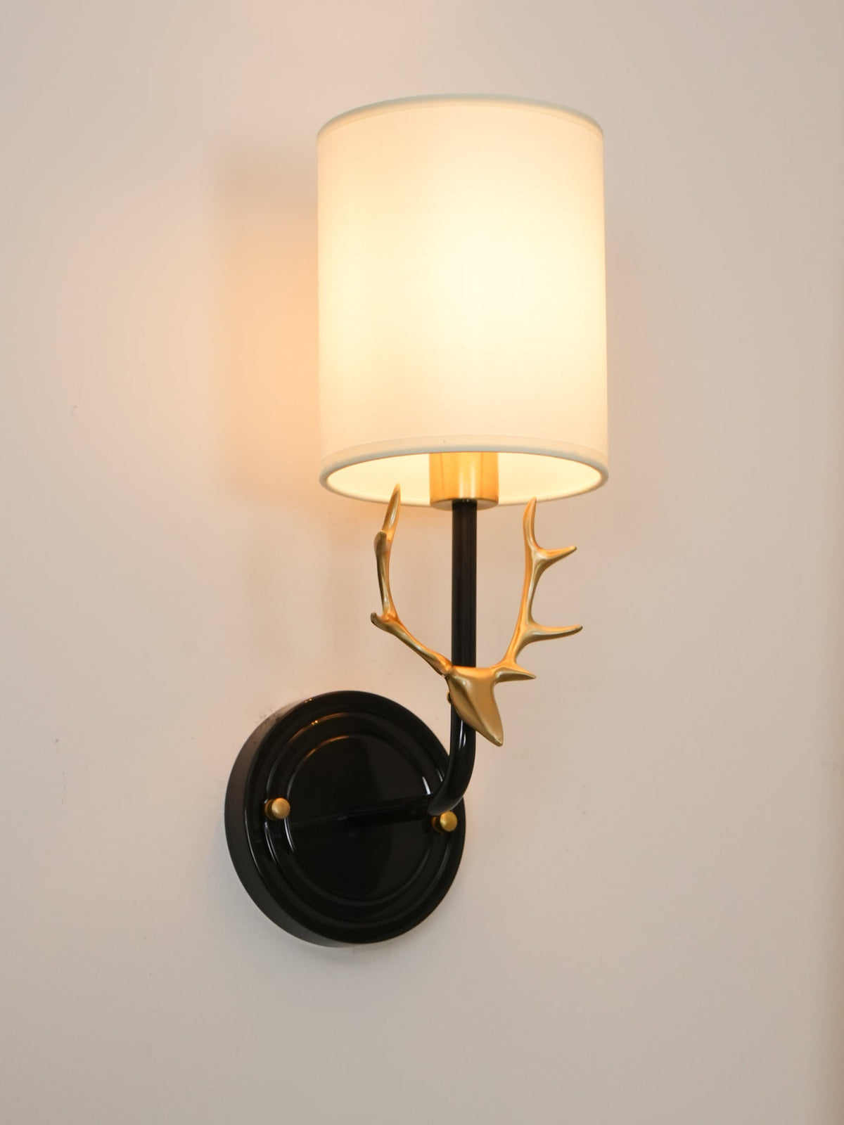 Auriviella Elegance Hirschkopf-Wandleuchte aus Messing