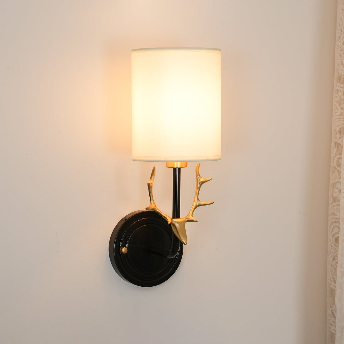 Auriviella Elegance Hirschkopf-Wandleuchte aus Messing