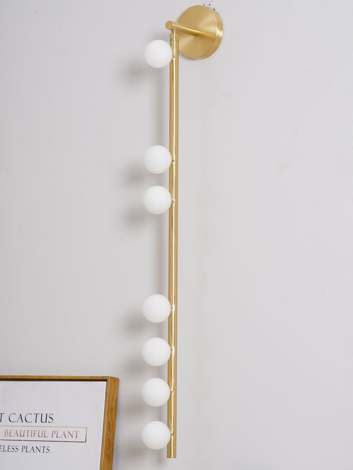 Rory zeitgenössische minimalistische Röhren-Wandleuchte aus Messing und Glas