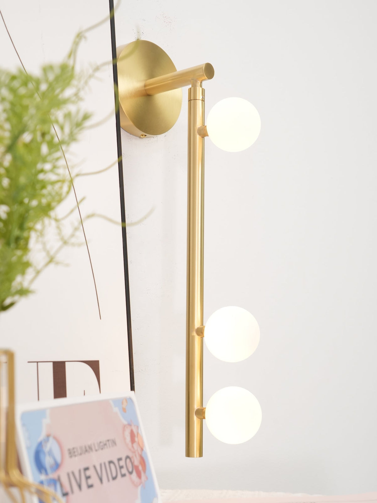 Rory zeitgenössische minimalistische Röhren-Wandleuchte aus Messing und Glas