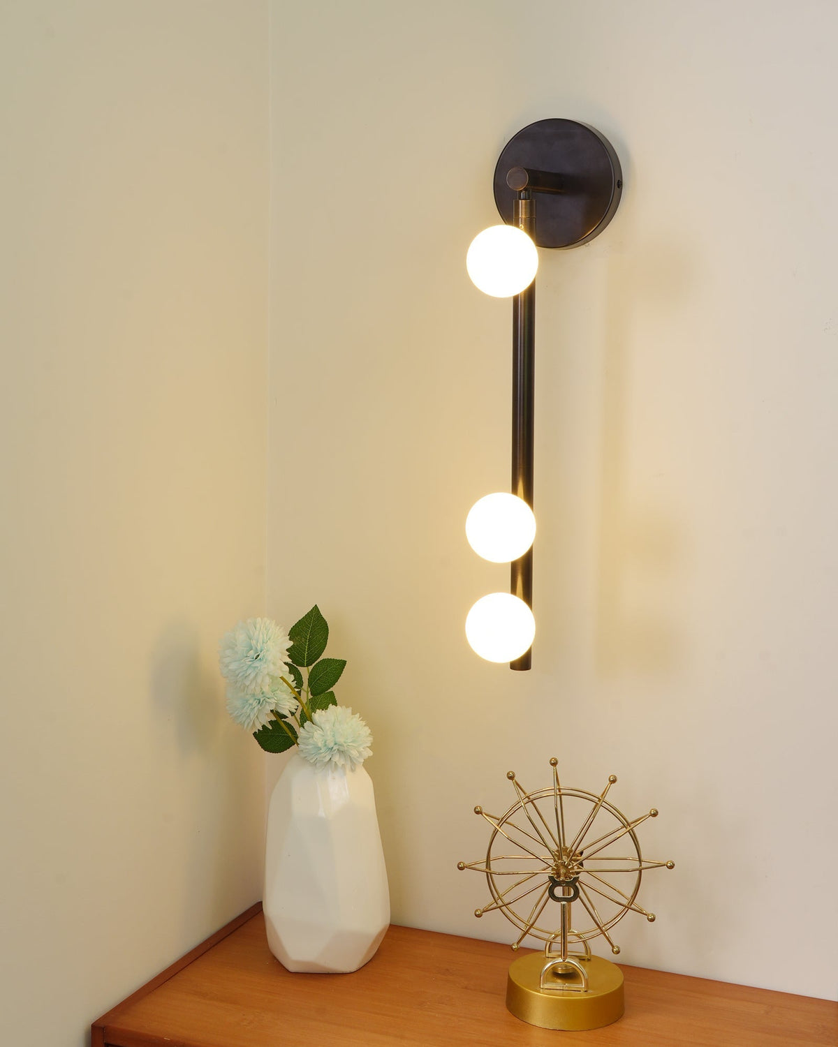 Rory zeitgenössische minimalistische Röhren-Wandleuchte aus Messing und Glas
