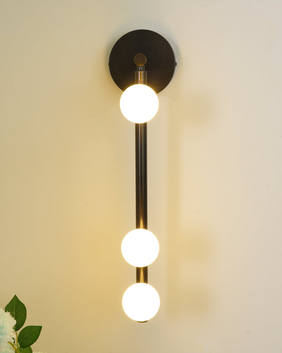 Rory zeitgenössische minimalistische Röhren-Wandleuchte aus Messing und Glas