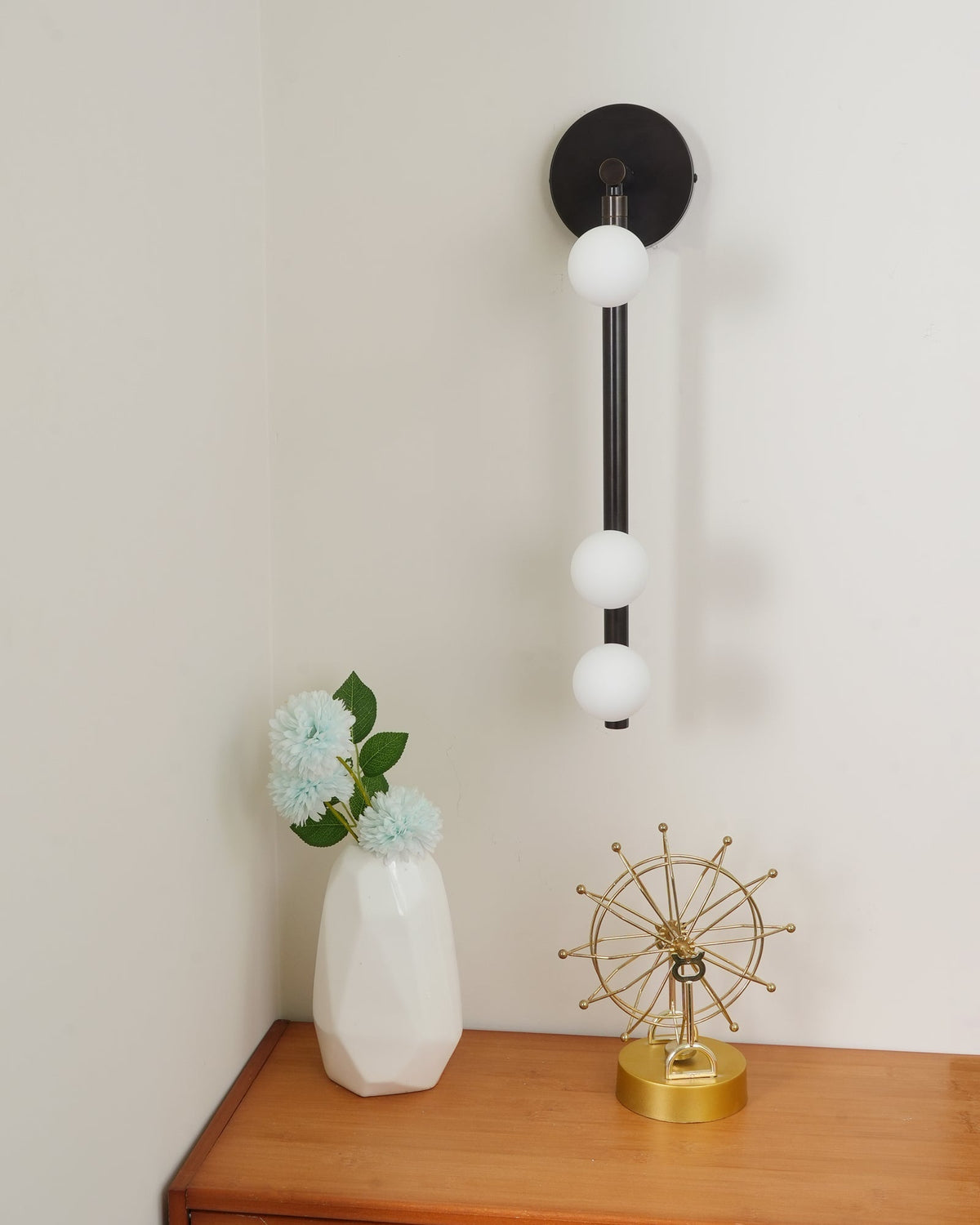 Rory zeitgenössische minimalistische Röhren-Wandleuchte aus Messing und Glas