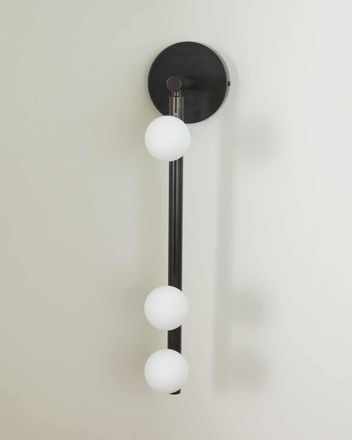 Rory zeitgenössische minimalistische Röhren-Wandleuchte aus Messing und Glas