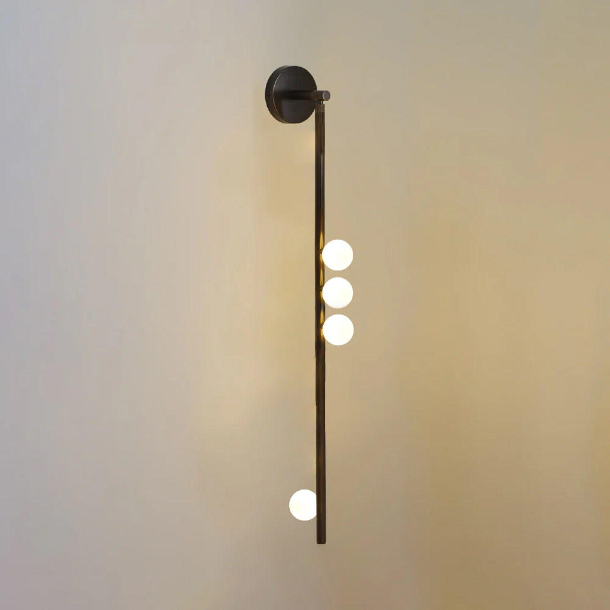 Rory zeitgenössische minimalistische Röhren-Wandleuchte aus Messing und Glas