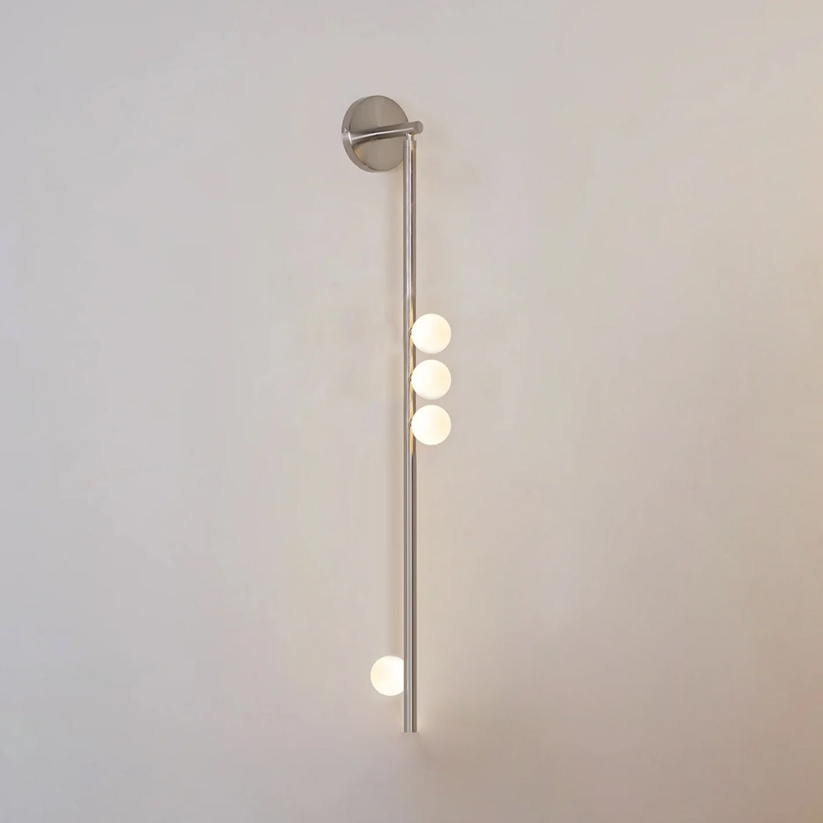Rory zeitgenössische minimalistische Röhren-Wandleuchte aus Messing und Glas