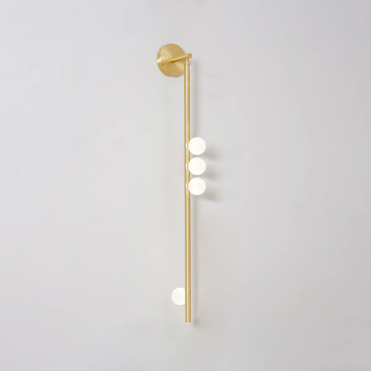 Rory zeitgenössische minimalistische Röhren-Wandleuchte aus Messing und Glas
