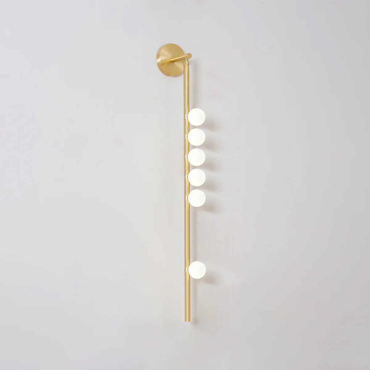 Rory zeitgenössische minimalistische Röhren-Wandleuchte aus Messing und Glas