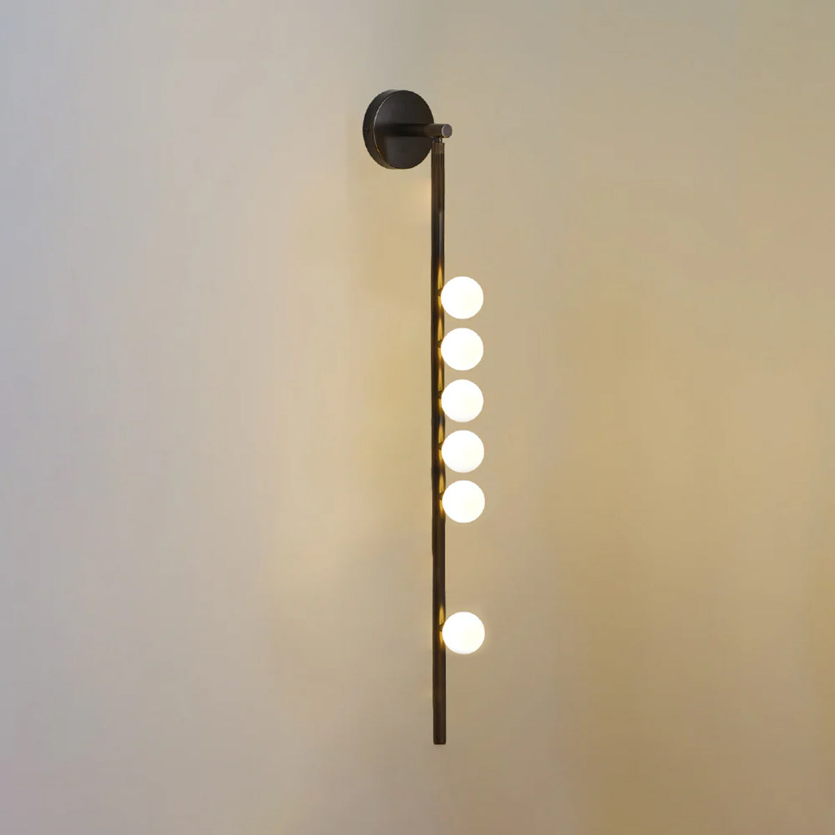 Rory zeitgenössische minimalistische Röhren-Wandleuchte aus Messing und Glas