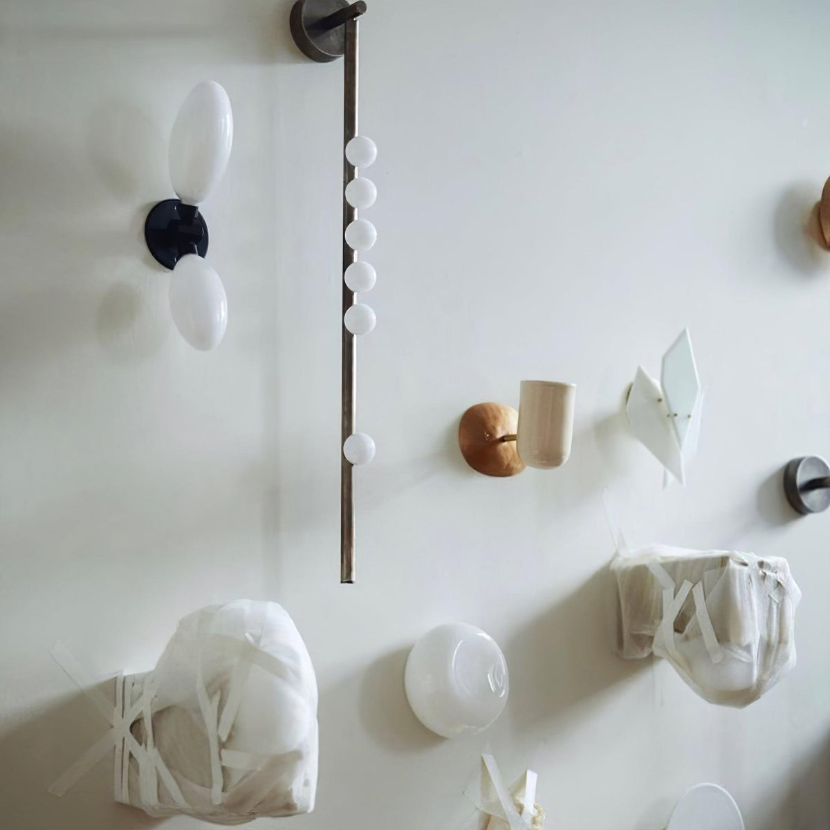 Rory zeitgenössische minimalistische Röhren-Wandleuchte aus Messing und Glas