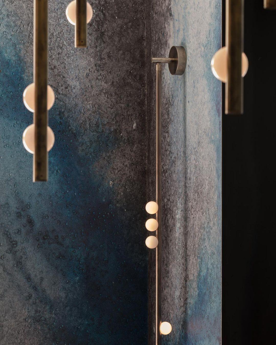 Rory zeitgenössische minimalistische Röhren-Wandleuchte aus Messing und Glas