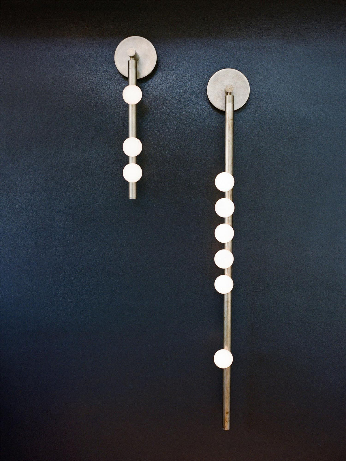 Rory zeitgenössische minimalistische Röhren-Wandleuchte aus Messing und Glas