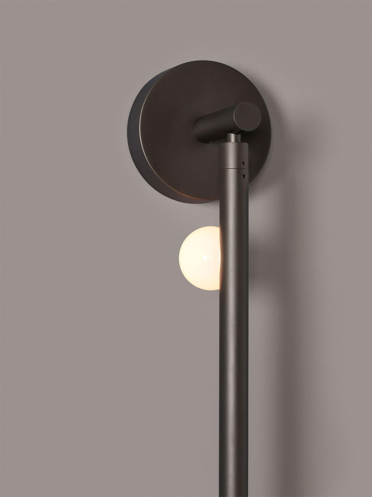 Rory zeitgenössische minimalistische Röhren-Wandleuchte aus Messing und Glas