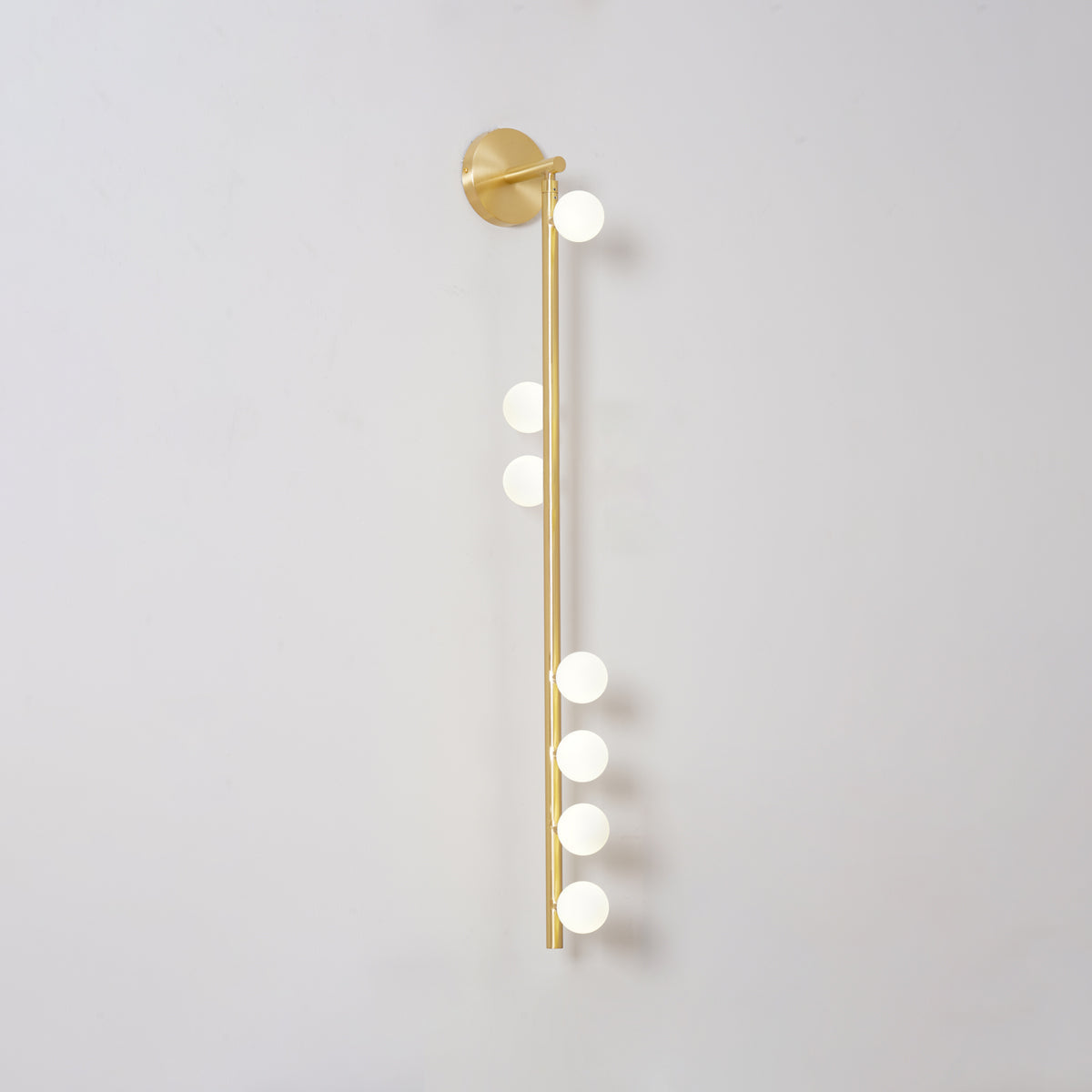 Rory zeitgenössische minimalistische Röhren-Wandleuchte aus Messing und Glas