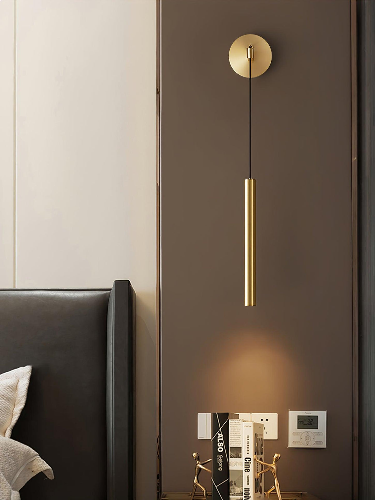 Loxley zeitgenössische minimalistische Line-Wandleuchte aus Messing