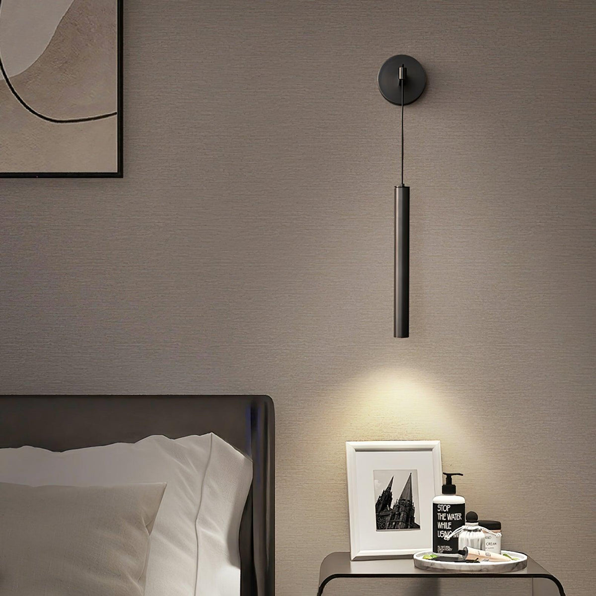 Loxley zeitgenössische minimalistische Line-Wandleuchte aus Messing