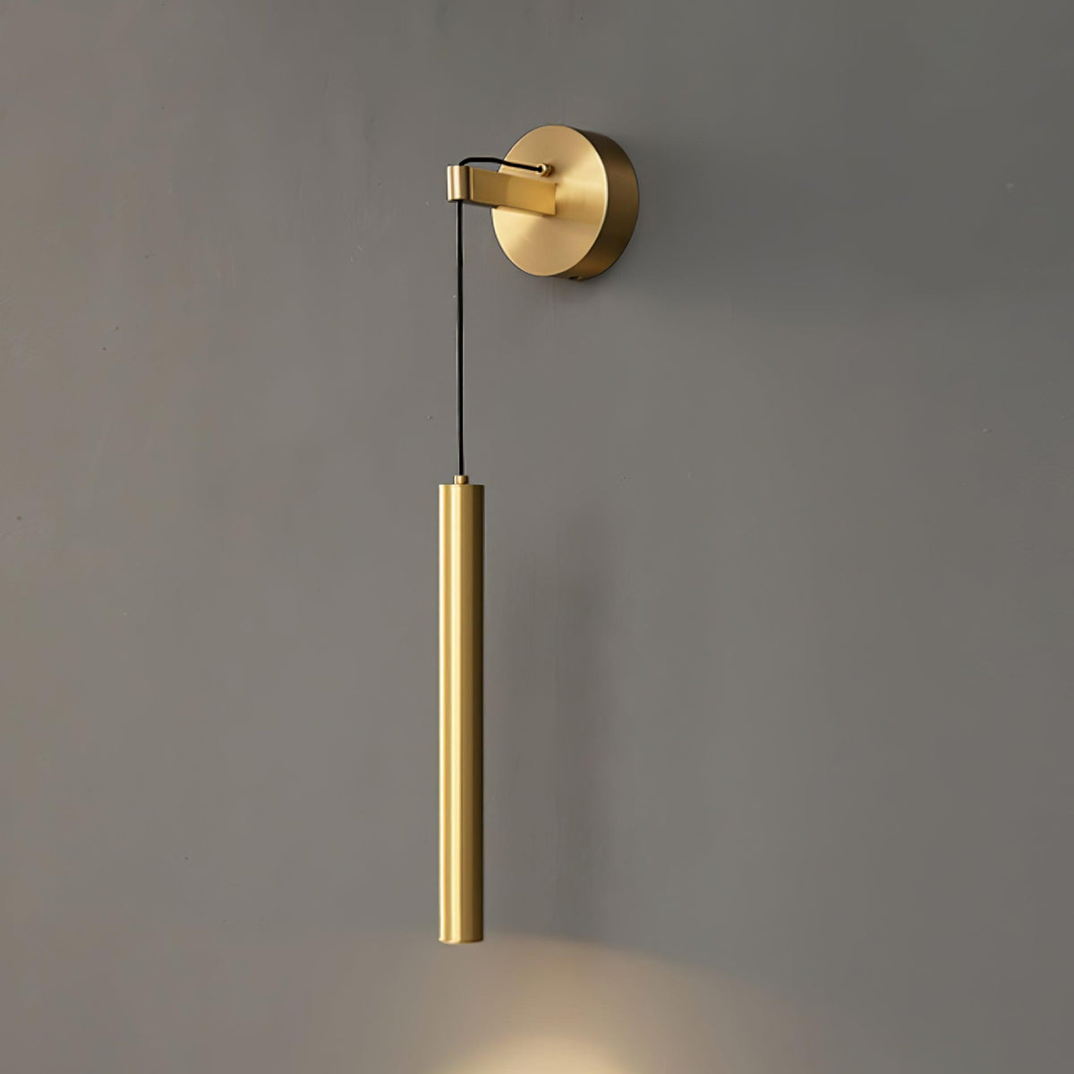 Loxley zeitgenössische minimalistische Line-Wandleuchte aus Messing