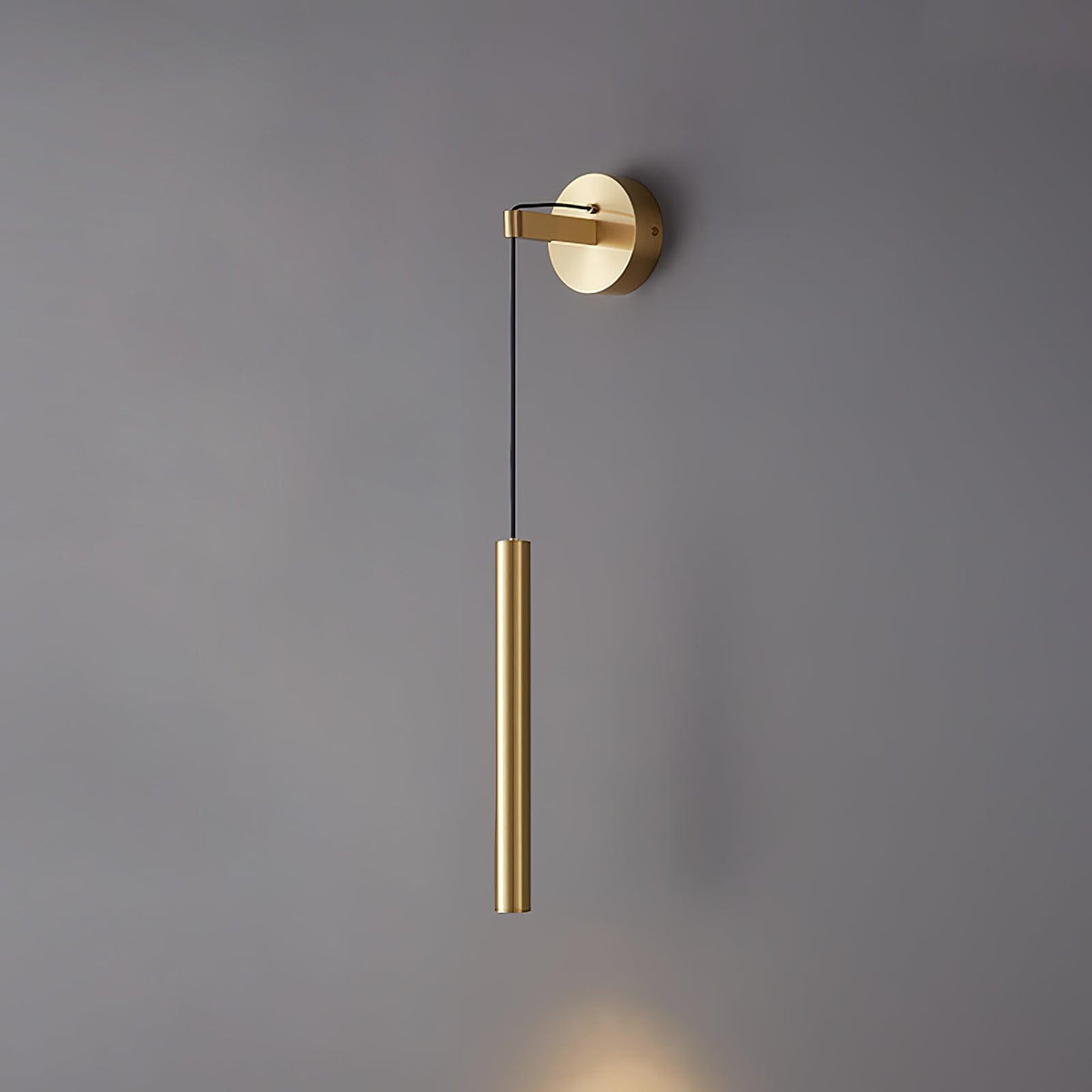 Loxley zeitgenössische minimalistische Line-Wandleuchte aus Messing