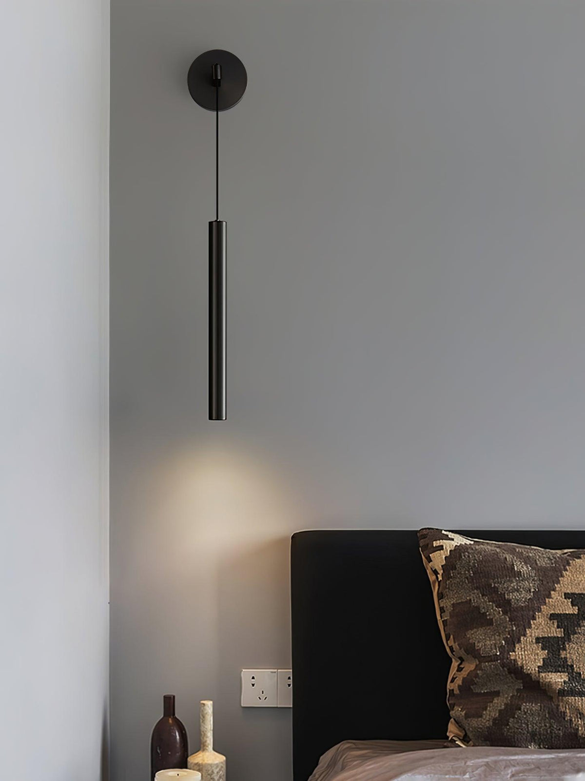 Loxley zeitgenössische minimalistische Line-Wandleuchte aus Messing