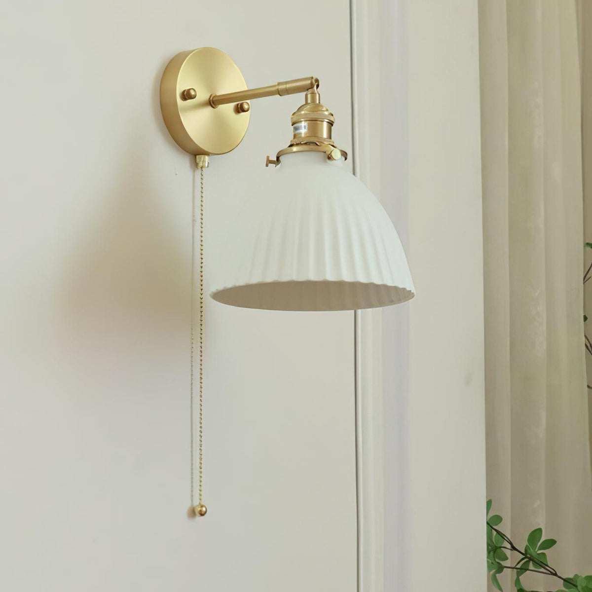 Oriiraria Wandleuchte gefaltete Keramik Messing