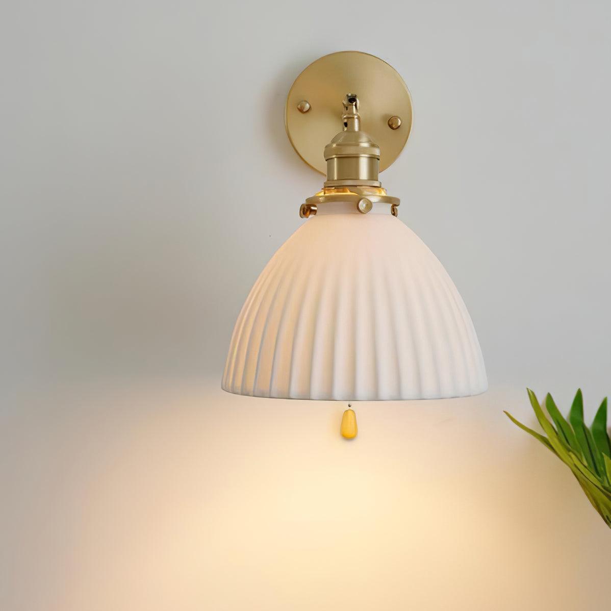 Oriiraria Wandleuchte gefaltete Keramik Messing