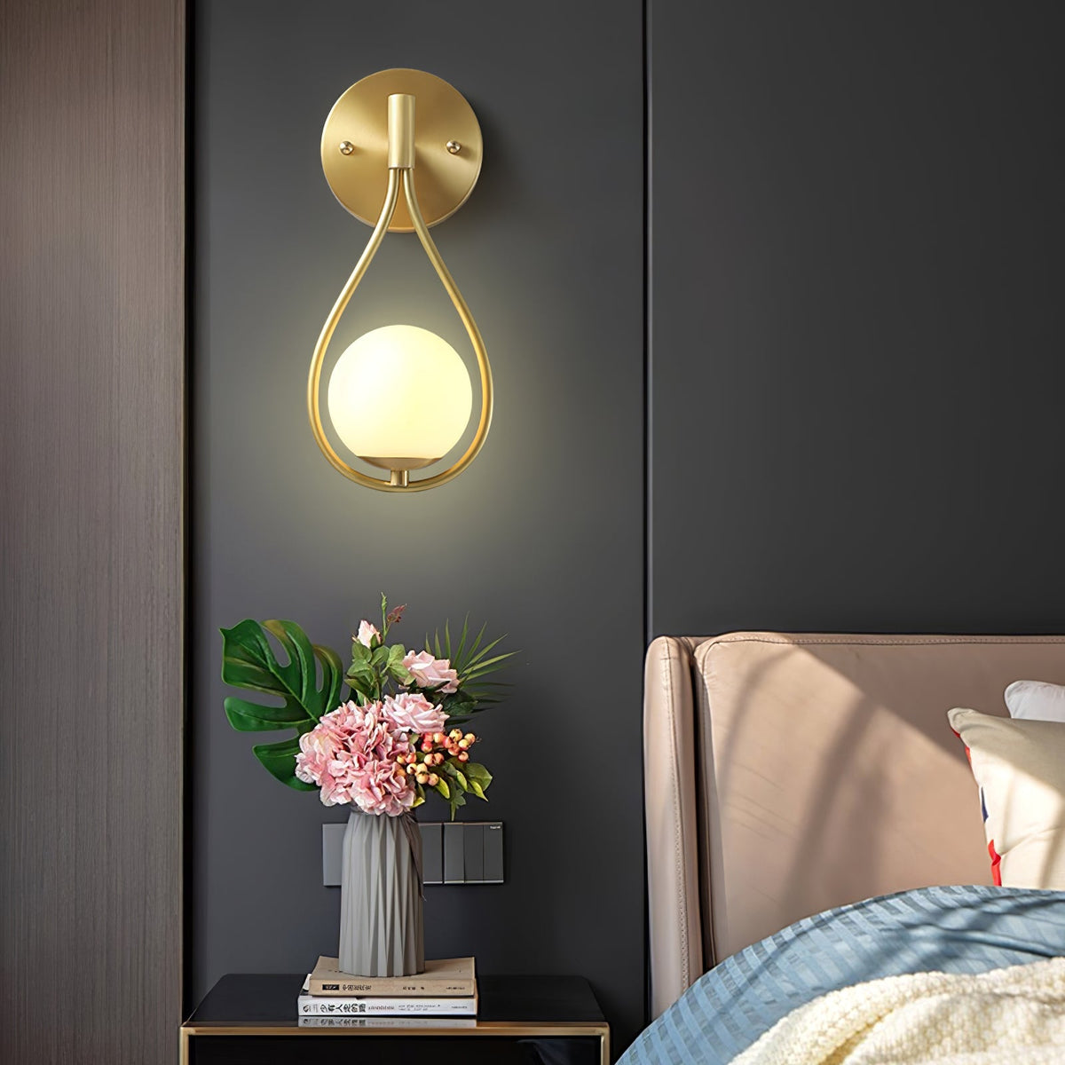 Eiralaya zeitgenössische minimalistische Wandleuchte aus Messing mit Glas für das Badezimmer | Cielum