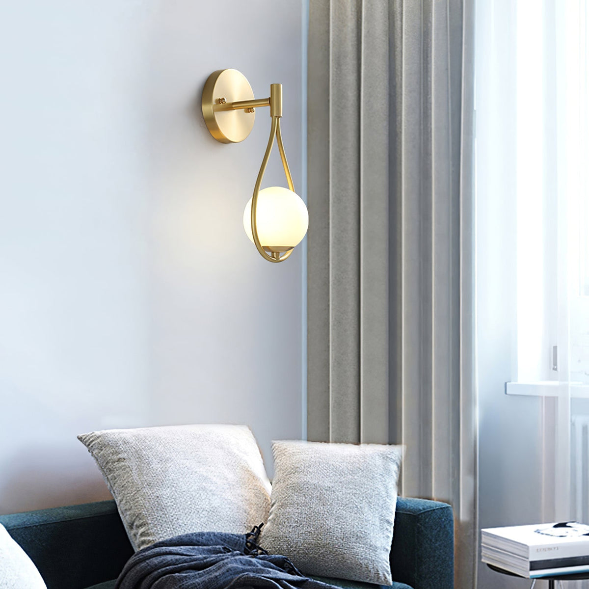 Eiralaya zeitgenössische minimalistische Wandleuchte aus Messing mit Glas für das Badezimmer | Cielum