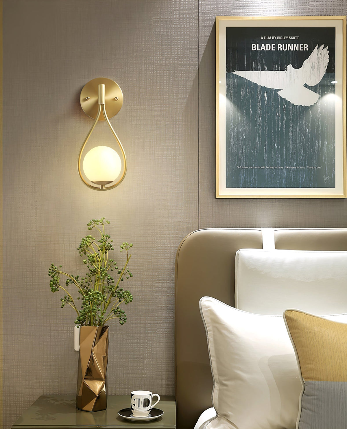 Eiralaya zeitgenössische minimalistische Wandleuchte aus Messing mit Glas für das Badezimmer | Cielum