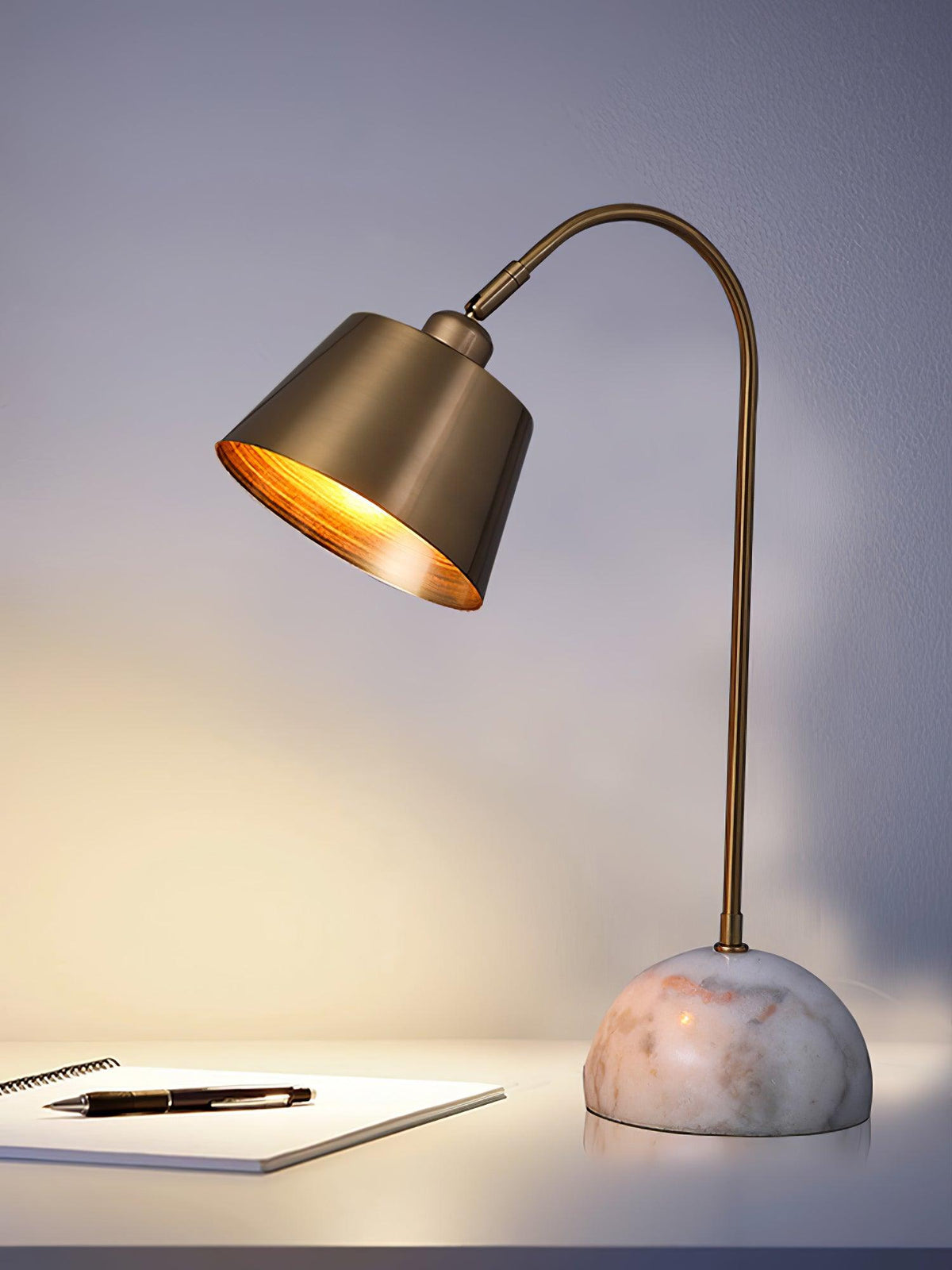 Caleo elegante Tischleuchte aus Marmor
