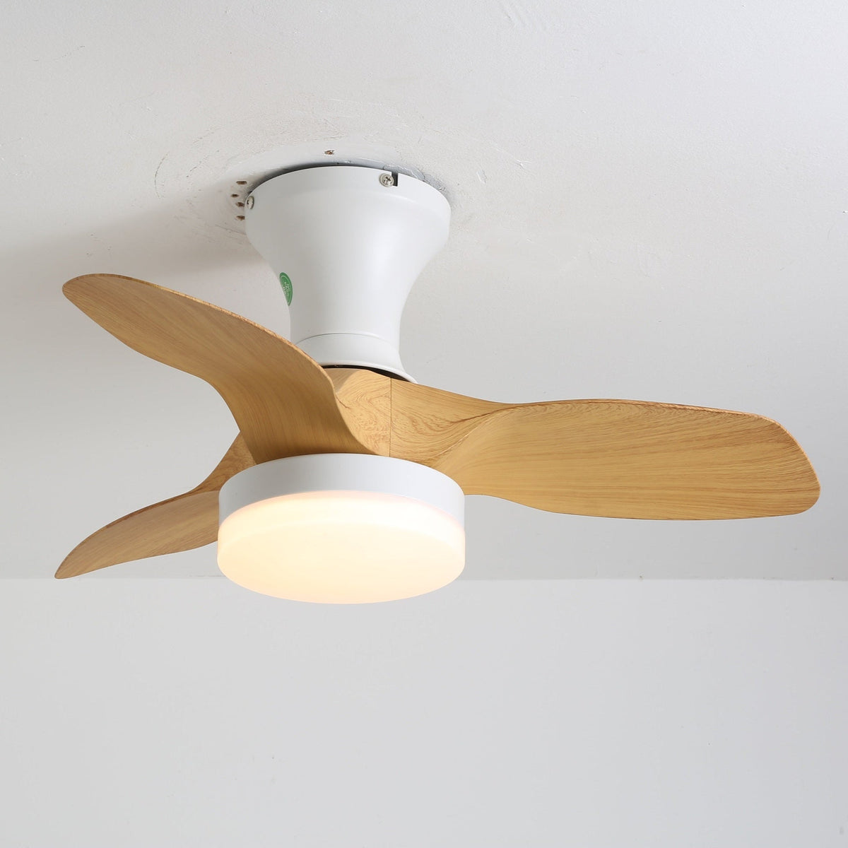 Syliseon Deckenventilator mit Beleuchtung aus weißem Holz im minimalistischen Stil