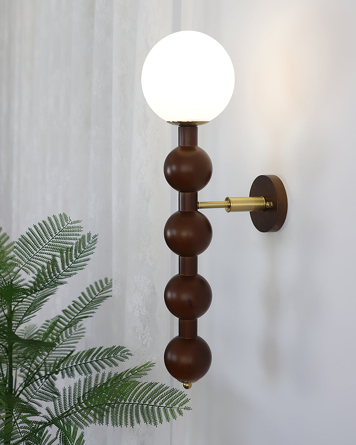 Olaeia zeitgenössische minimalistische Wandleuchte mit Holzaufsatz und Milchglas