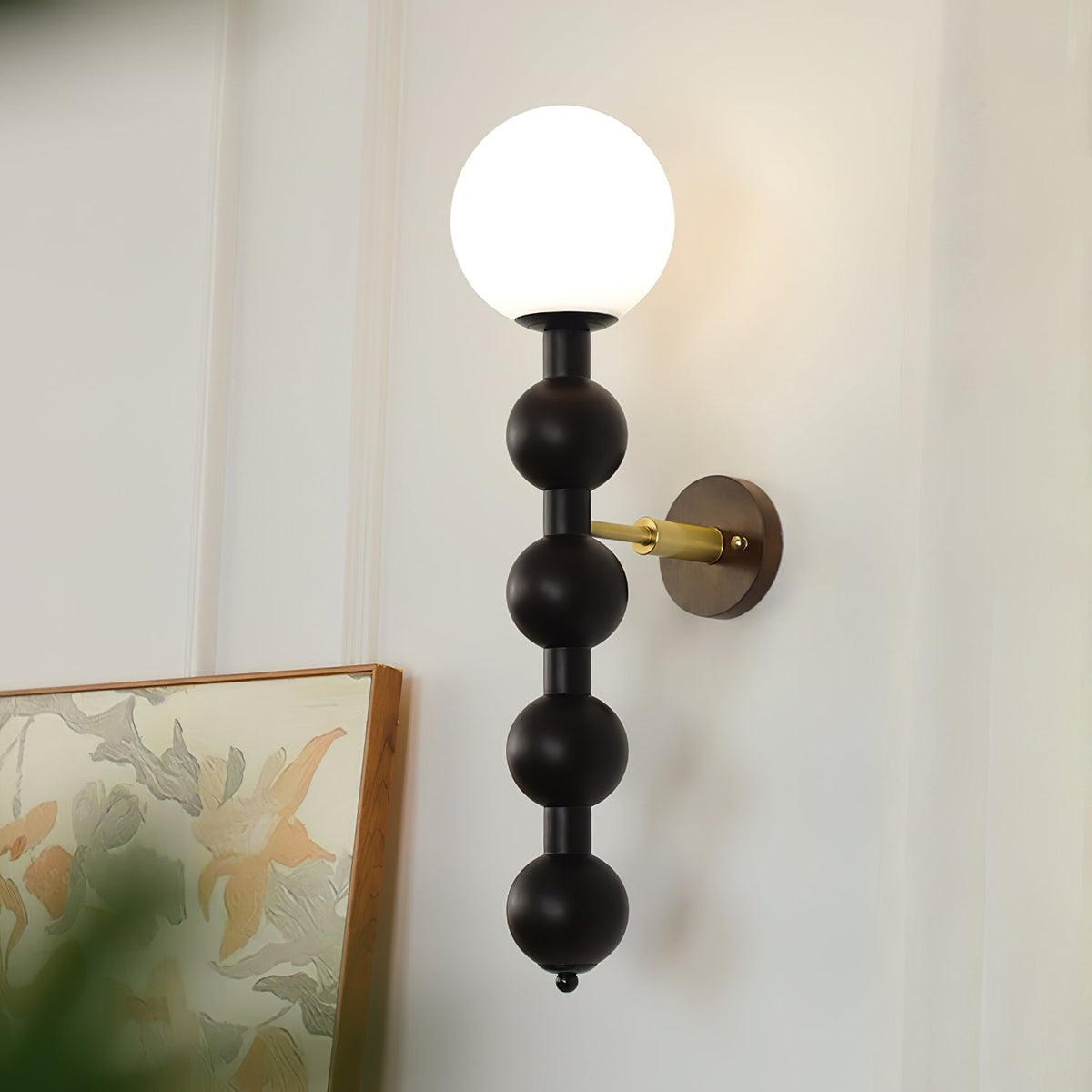 Olaeia zeitgenössische minimalistische Wandleuchte mit Holzaufsatz und Milchglas