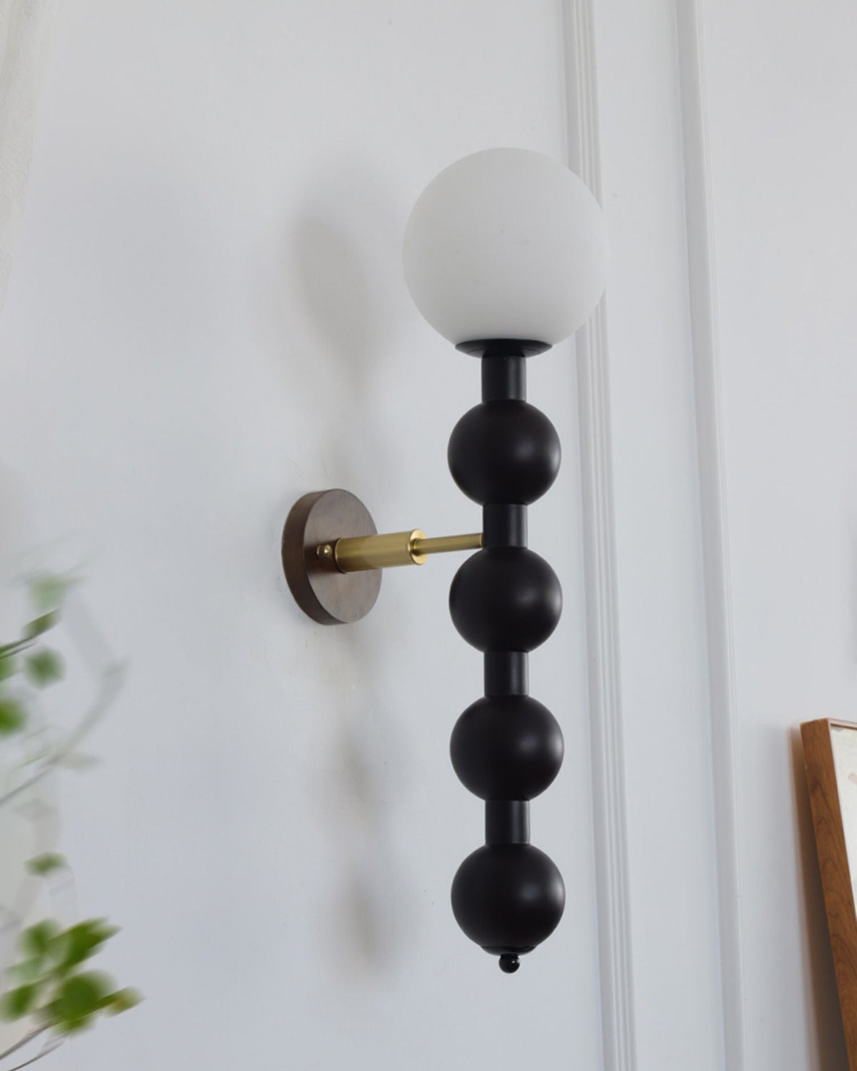 Olaeia zeitgenössische minimalistische Wandleuchte mit Holzaufsatz und Milchglas