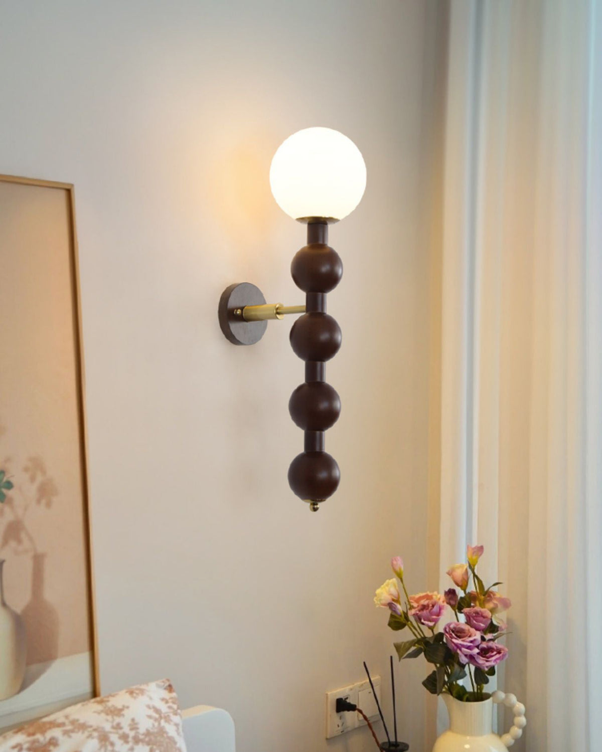 Olaeia zeitgenössische minimalistische Wandleuchte mit Holzaufsatz und Milchglas