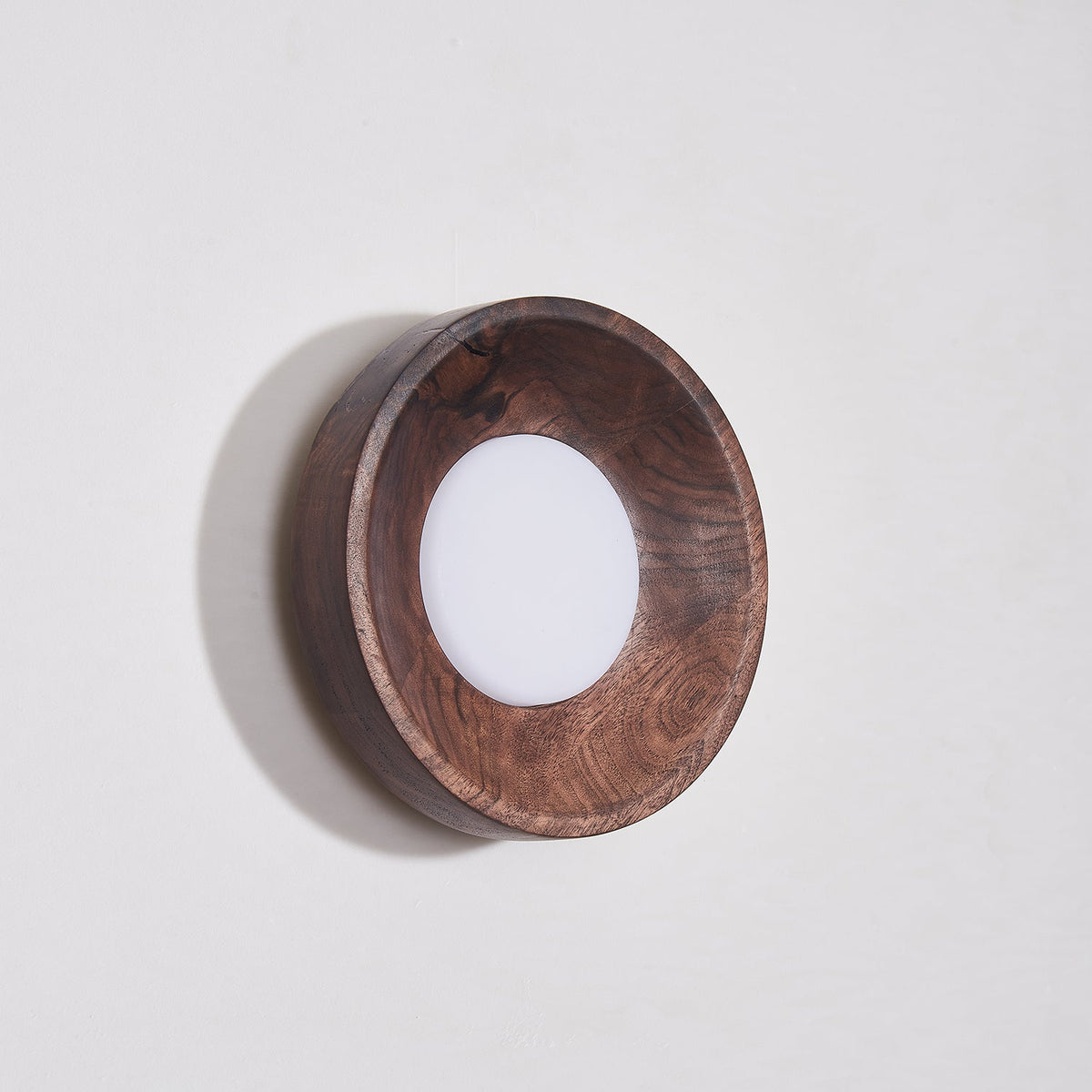 Aldaora Wandleuchte aus Walnuss-Holz mit Acryl-Lichtquelle