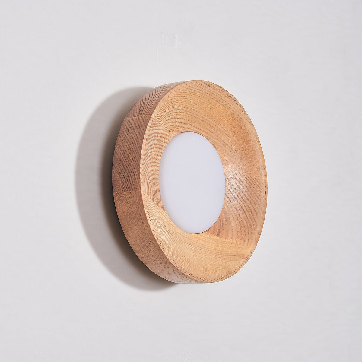 Aldaora Wandleuchte aus Walnuss-Holz mit Acryl-Lichtquelle