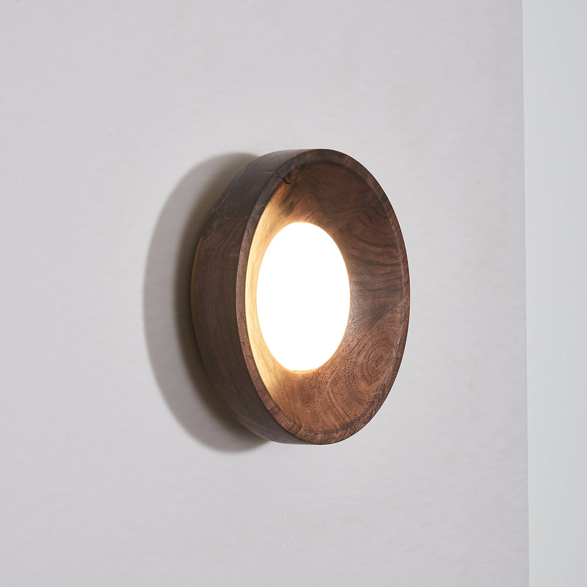 Aldaora Wandleuchte aus Walnuss-Holz mit Acryl-Lichtquelle