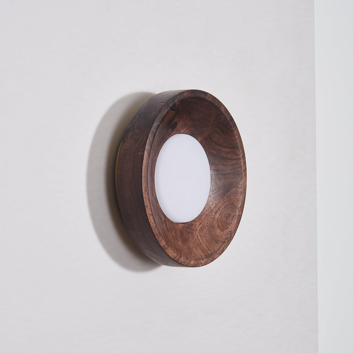 Aldaora Wandleuchte aus Walnuss-Holz mit Acryl-Lichtquelle