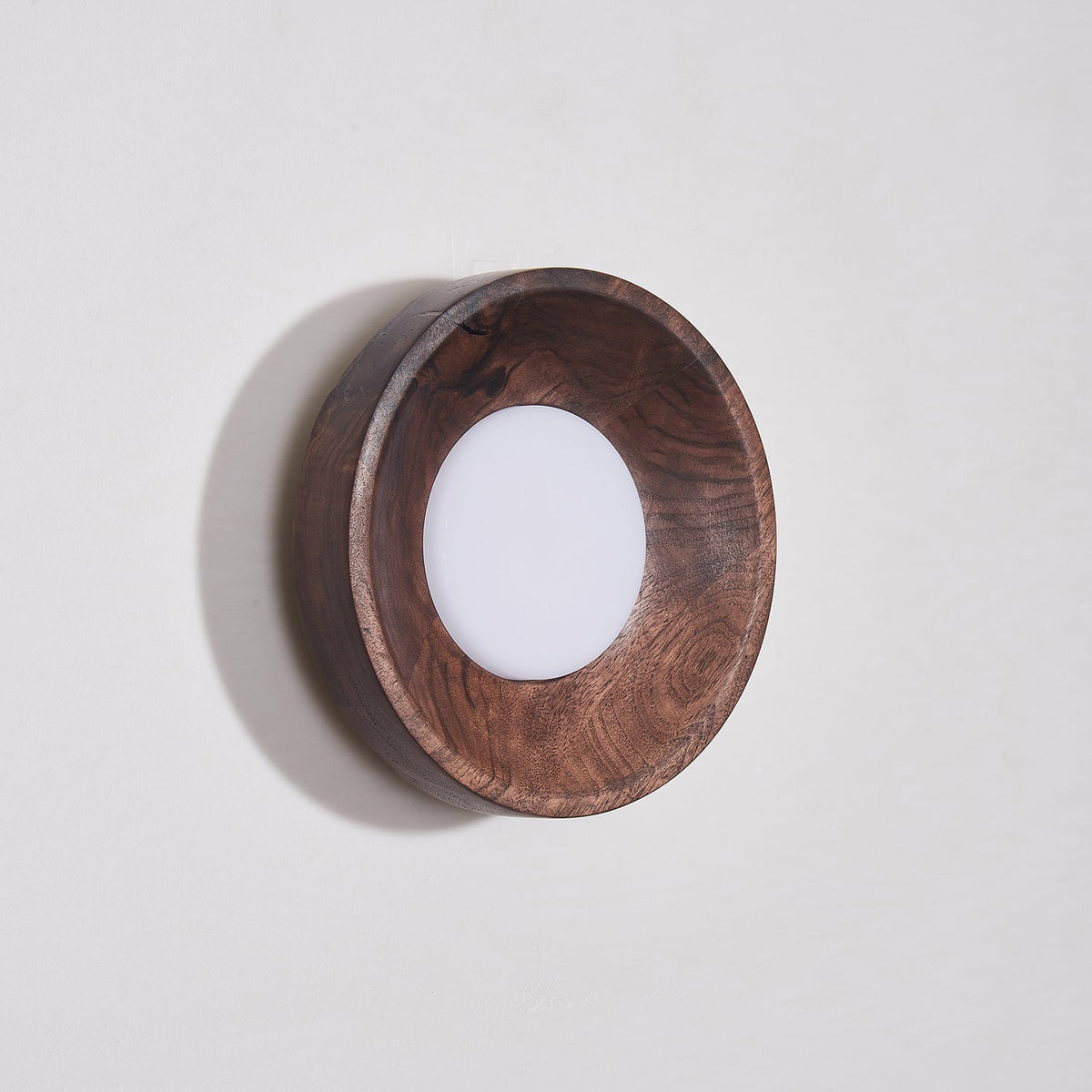 Aldaora Wandleuchte aus Walnuss-Holz mit Acryl-Lichtquelle